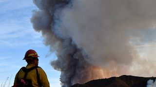 El fuego sigue avanzando sin control por el sur de California