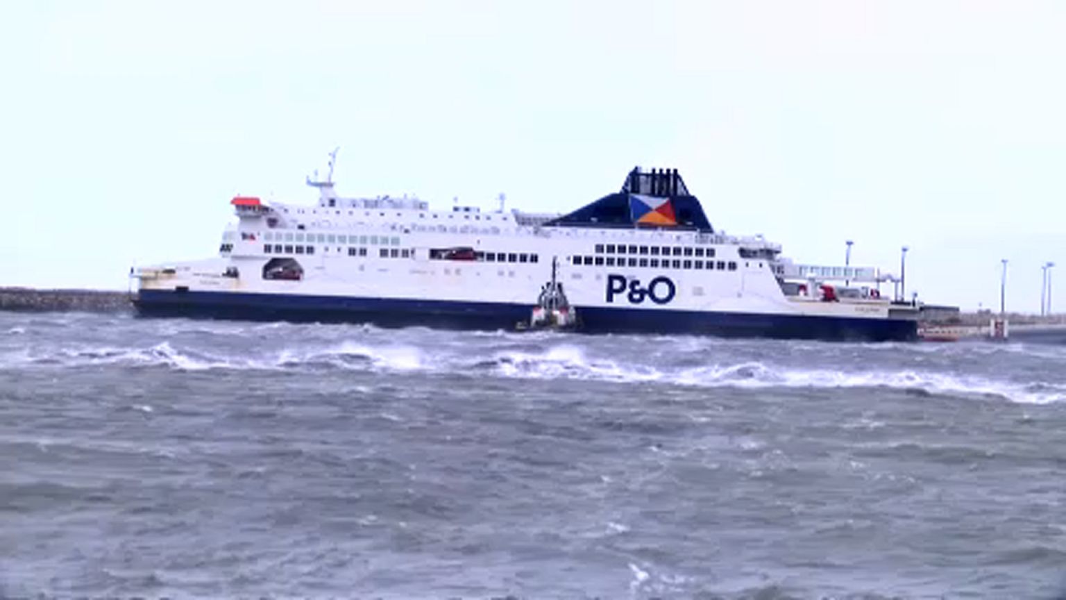 Zátonyra futott egy komp Calais-nál