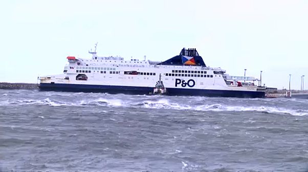 Zátonyra futott egy komp Calais-nál Zátonyra futott egy komp Calais-nál