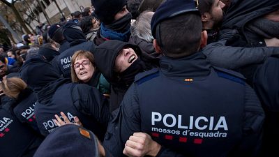 درگیری پلیس کاتالونیا با معترضان در مقابل موزه ای در کاتالونیا