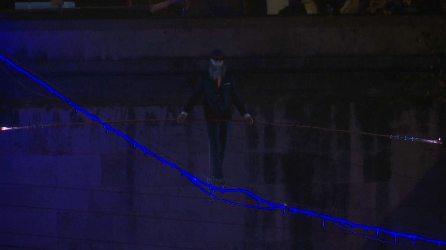 ROMA,  FUNAMBOLO SOSPESO SUL TEVERE 