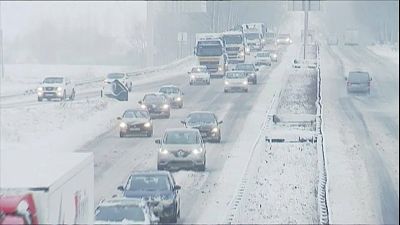 Schnee bringt Verkehrschaos über Europa