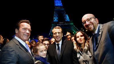 La Torre Eiffel se tiñe de luces al concluir la cumbre del clima