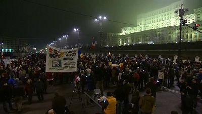 Bukarest: átmentek az alsóházon a vitatott törvények