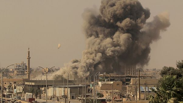 Putin ao lado de Bashar al-Assad numa base russa na Síria Putin ao lado de Bashar al-Assad numa base russa na Síria