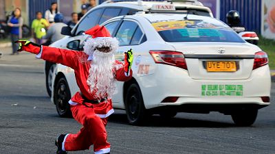 Aux Philippines, un officier de la circulation se déguise en Père Noël