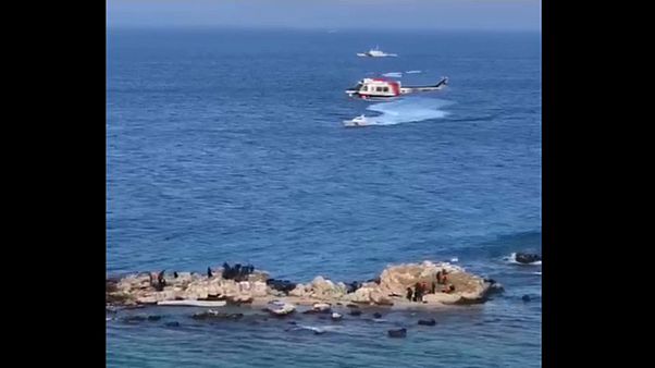 Helicóptero turco resgata dezenas de migrantes Helicóptero turco resgata dezenas de migrantes