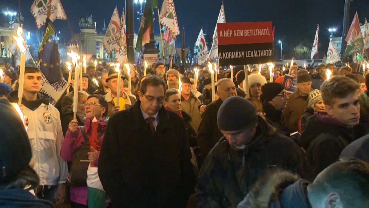 Ungheria: opposizioni di destra e sinistra in piazza, unite contro Orban