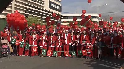 بابانوئل‌های دونده در خیابان‌های آتن