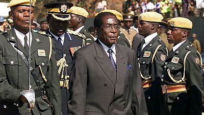 Zimbabwe : loin d'Harare, la démission de Mugabe reste un mythe