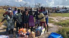 Helicopter pilot discovers villagers stranded in debris in the Bahamas