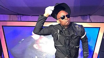 [Photos] Le banquier nigérian Tony Elumelu s'amuse en Michael Jackson