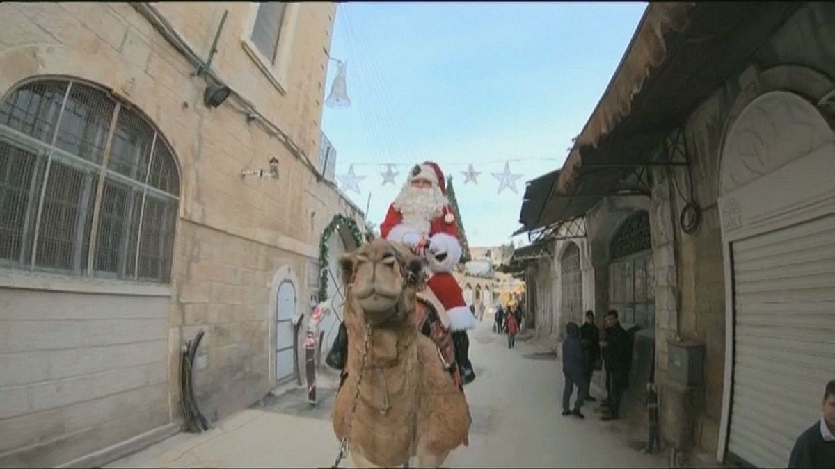 بابا نويل في القدس: رمز السلام بين الديانات
