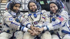 Image: Oleg Skripochka, Jessica Meir, Hazza Al Mansouri