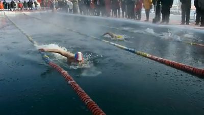  Çin'de buzlu suda yüzme yarışı solukları kesti.