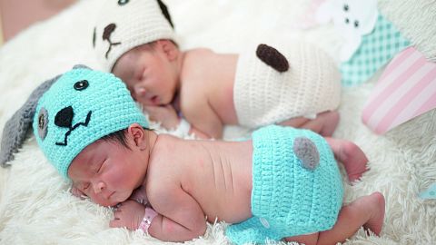 Thailandia: neonati vestiti da cuccioli