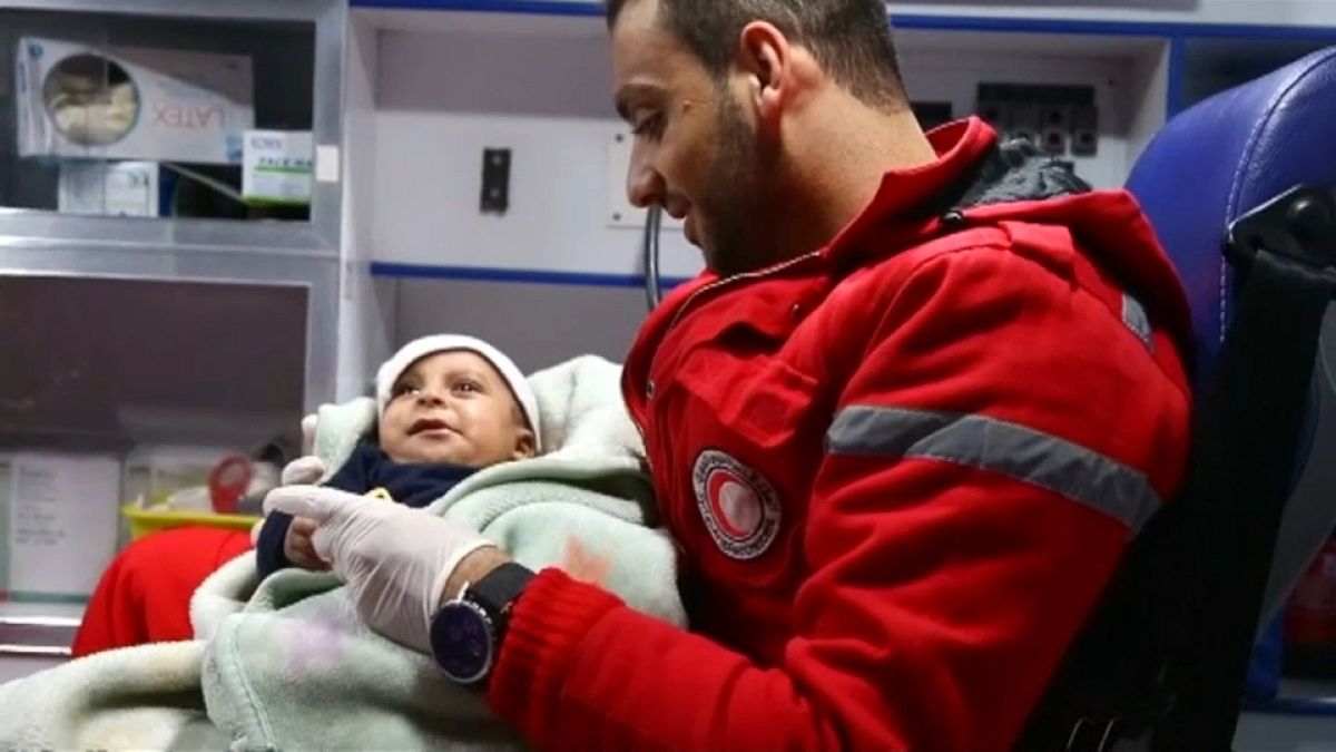 تخلیه کودکان نیازمند خدمات فوری پزشکی از غوطه در حومه دمشق