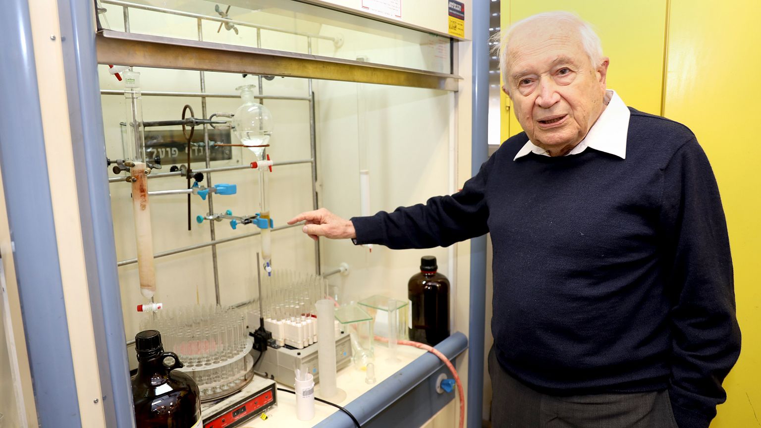 Raphael Mechoulam explaining steps of the process at his Hebrew University 