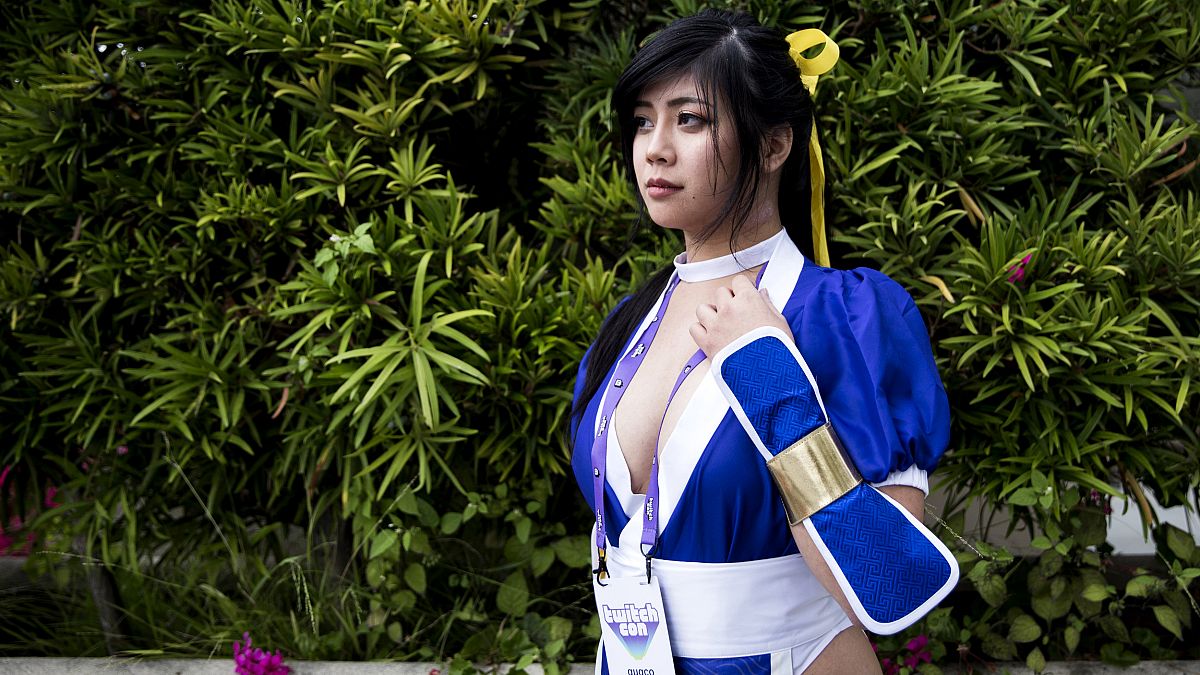 Image: Quqco cosplays as the character Kasumi at TwitchCon in San Diego on 
