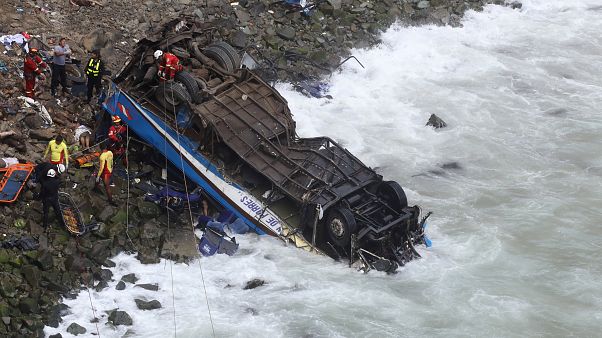 Peru'da yolcu otobüsü uçuruma yuvarlandı Peru'da yolcu otobüsü uçuruma yuvarlandı