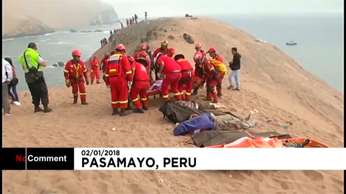 عائلات ضحايا "حافلة الموت" يتنقلون لمكان الحادث في البيرو