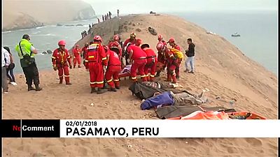 عائلات ضحايا "حافلة الموت" يتنقلون لمكان الحادث في البيرو