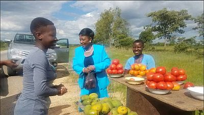 Zimbabwe : la 1ère dame entre critiques et admiration, après avoir acheté des tomates dans la rue