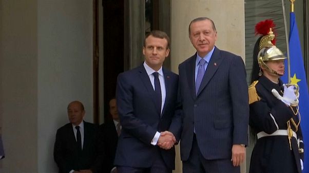 Offene Visiere in Paris: Macron mahnt Erdogan Offene Visiere in Paris: Macron mahnt Erdogan