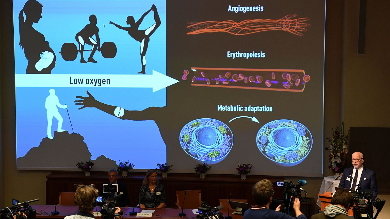 Image: Nobel Assembly member Randall Johnson explain the research field of 