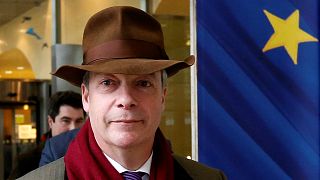 Brexit: eurocético Farage pressiona Barnier