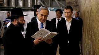 Netanyahu confronté aux frasques de son fils à la sortie d'un bar à strip-teaseuses