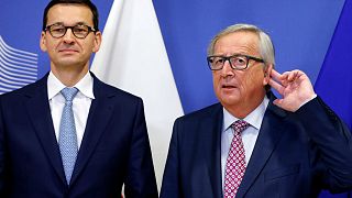 Un momento imbarazzante: l'incontro fra Juncker e Morawiecki