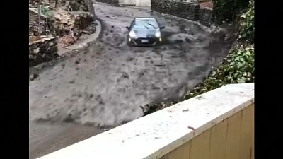 الفيضانات تقود سيارة إلى مصير مجهول بكاليفورنيا