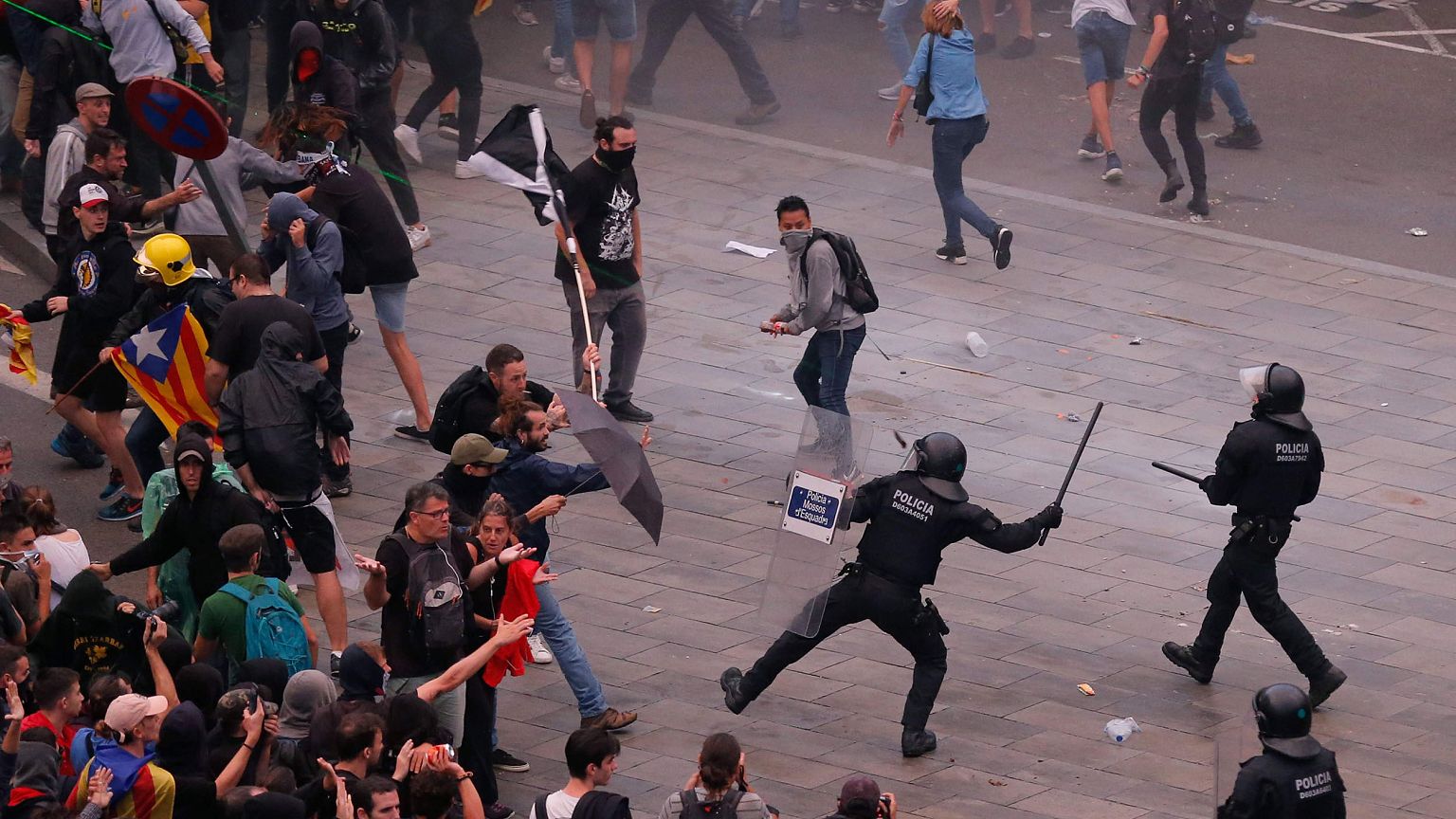 Image: Protesters clash with Spanish policemen outside El Prat airport in B