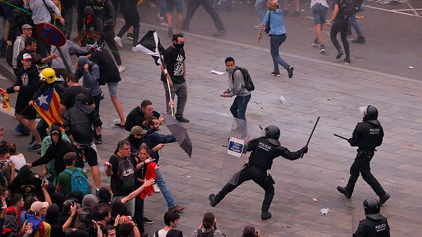 Image: Protesters clash with Spanish policemen outside El Prat airport in B Image: Protesters clash with Spanish policemen outside El Prat airport in B