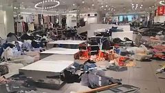 Protest gegen 'rassistische' Werbung: H&M-Läden verwüstet