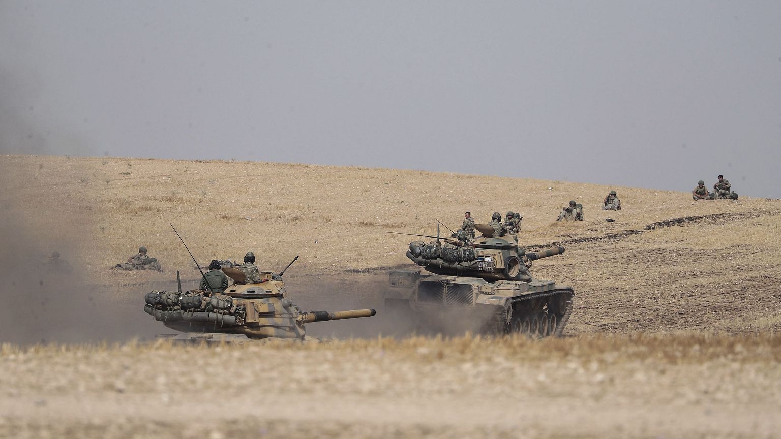 Image: Turkish tanks and troops stationed near Syrian town of Manbij, Syria