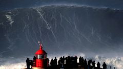 Weltrekord? Hugo Vau auf der 35m Monsterwelle in Nazare