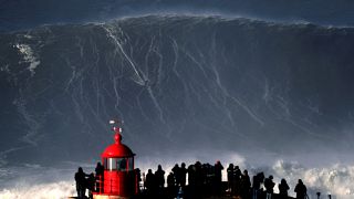 Weltrekord? Hugo Vau auf der 35m Monsterwelle in Nazare