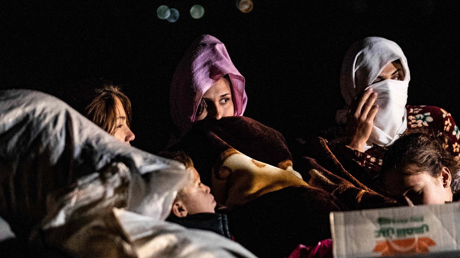 Image: Residents of the the northeastern Syrian city of Tal Tamr flee their