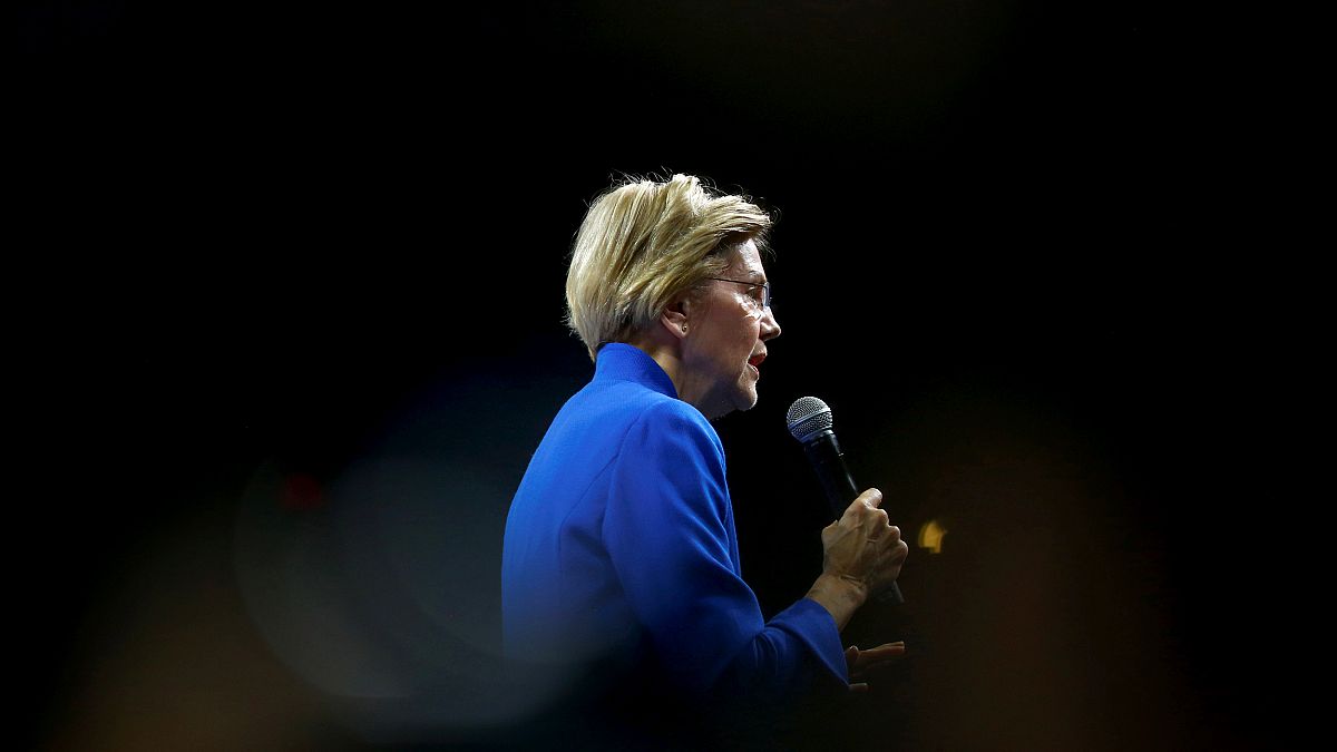 Image: Sen. Elizabeth Warren speaks at a fundraising dinner in Des Moines, 