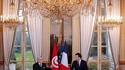 Le président français en Tunisie pour soutenir la fragile démocratie