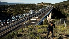 Image: Separatist Catalonian protesters block the border between France and