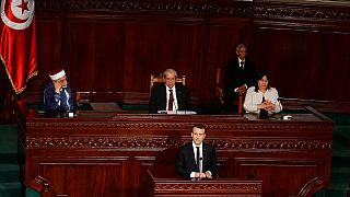 Devant les parlementaires tunisiens, Macron critique l'intervention militaire en Libye