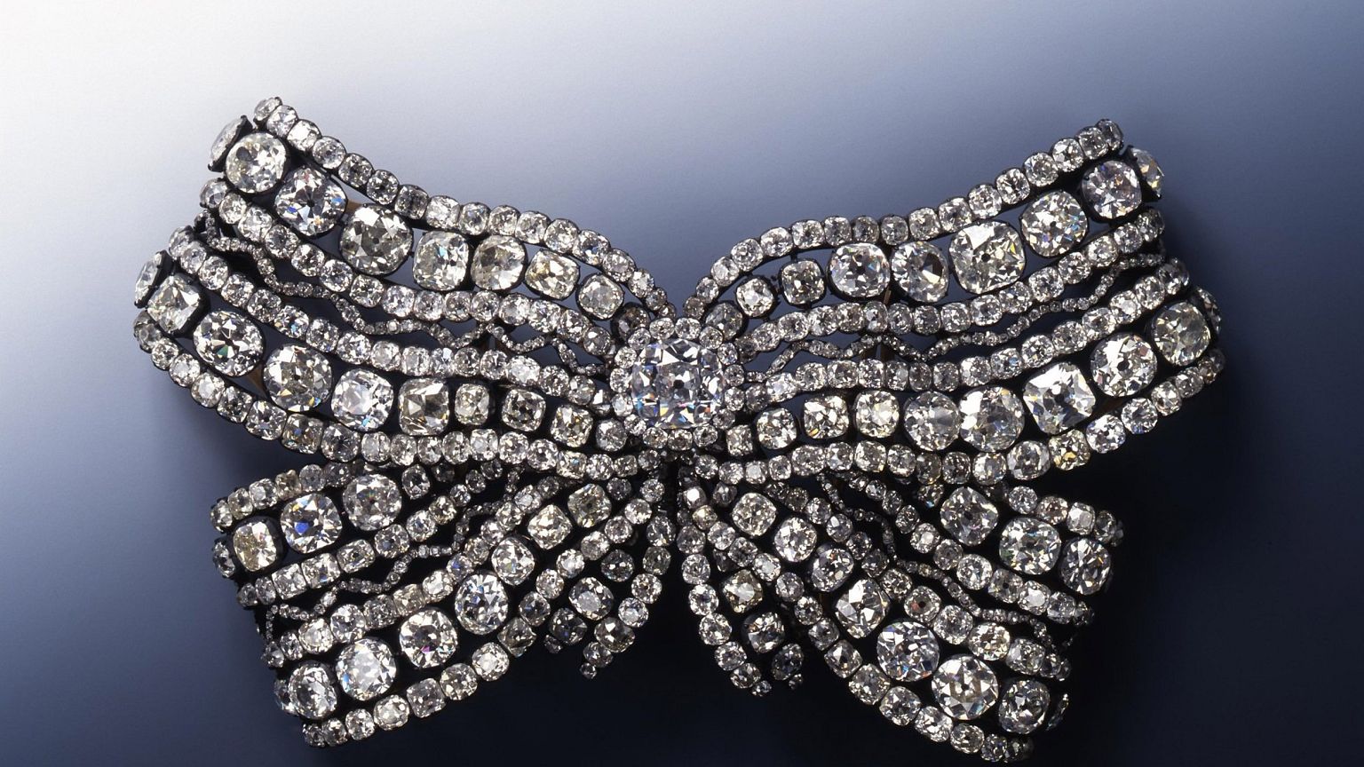 Image: Large breast loop, stolen during a robbery from the Green Vault city