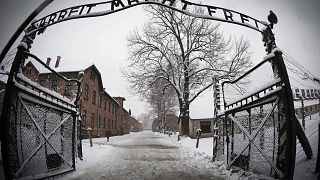 Image: The entrance to the former Nazi concentration camp Auschwitz-Birkena