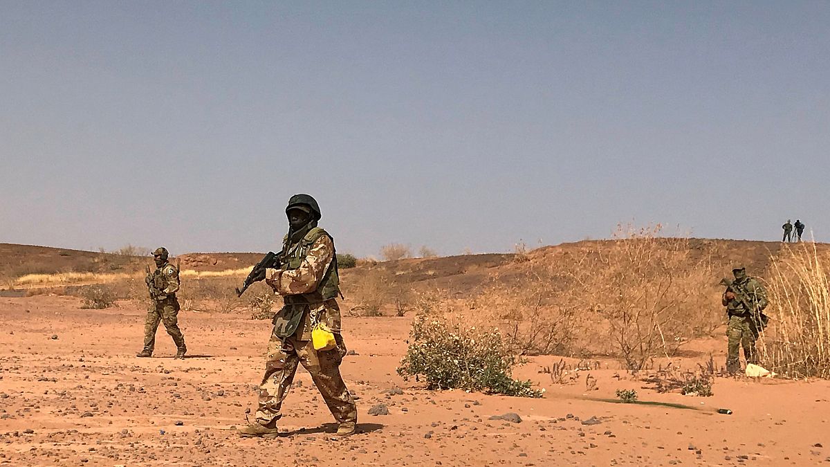 Image: Nigerien commandos simulate a raid on a militant camp during the U.S