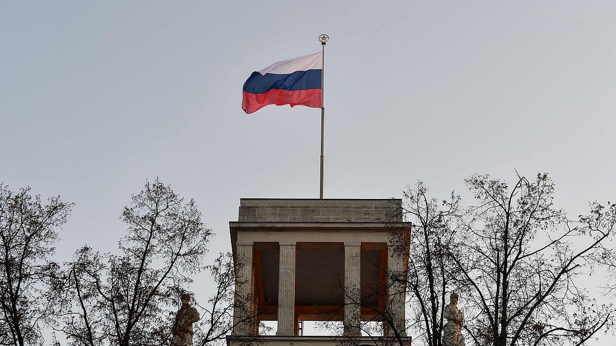 Image: The Russian flag flies on the roof of the Russian embassy in Berlin
