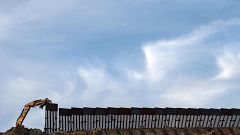 Image: Workers replace an old section of the U.S.-Mexico border fence as se