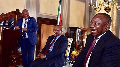 Jacob Zuma tout sourire à son cocktail d'adieu